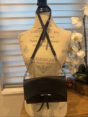 Thacker Black crossbody Chain-Strap Bag